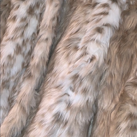 Urban Outfitters Faux Fur - Picture 2 of 8
